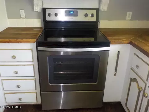 Kitchen - 137 Windsor Rd, Burton, SC 29906 photo 3 of 4
