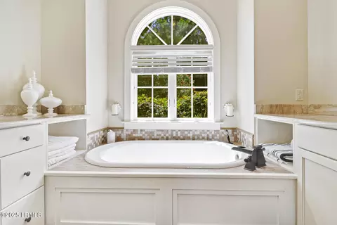 Bath - 208 Hampton Lake Dr, Bluffton, SC 29910 photo 2 of 7