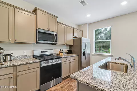 Kitchen - 5 Cedar View Cir, Bluffton, SC 29909 photo 3 of 7
