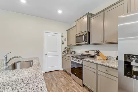 Kitchen - 5 Cedar View Cir, Bluffton, SC 29909 photo 4 of 7