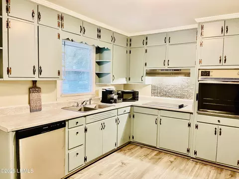 Kitchen - 305 Alabama St, Hampton, SC 29924 photo 1 of 2