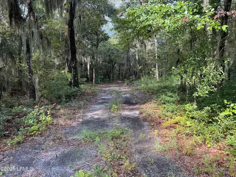 139 Ephraim Rd, Saint Helena Island, SC 29920