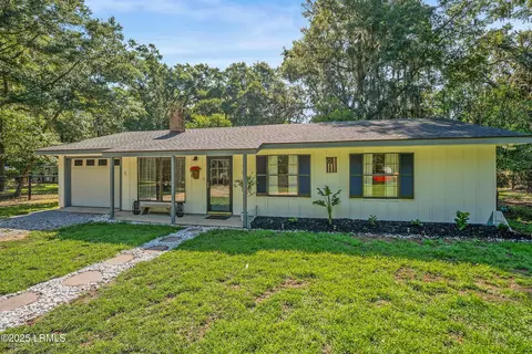 28 W Cedar Rd, Saint Helena Island, SC 29920
