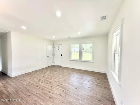 Living - 802 5th St E, Hampton, SC 29924 photo 2 of 3