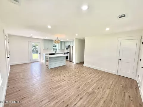 Living - 802 5th St E, Hampton, SC 29924 photo 1 of 3
