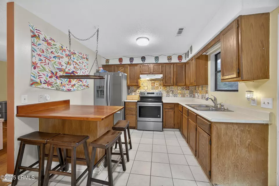 Kitchen - 32 Parker Dr, Beaufort, SC 29906 photo 2 of 2