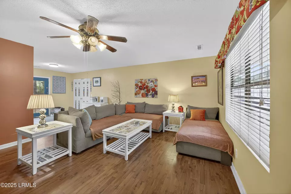 Living - 32 Parker Dr, Beaufort, SC 29906 photo 2 of 3