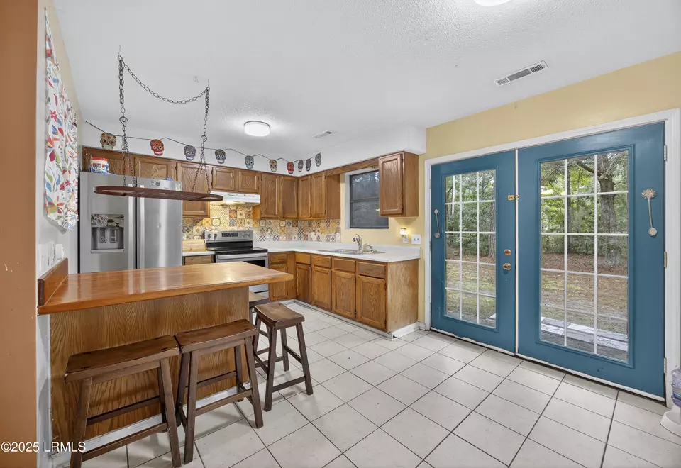 Kitchen - 32 Parker Dr, Beaufort, SC 29906 photo 1 of 2