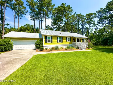 29 Downing Dr, Beaufort, SC 29907