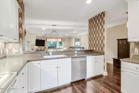 Kitchen - 5 Crescent Point Dr #B, Bluffton, SC 29910 photo 4 of 6