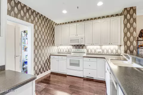 Kitchen - 5 Crescent Point Dr #B, Bluffton, SC 29910 photo 5 of 6