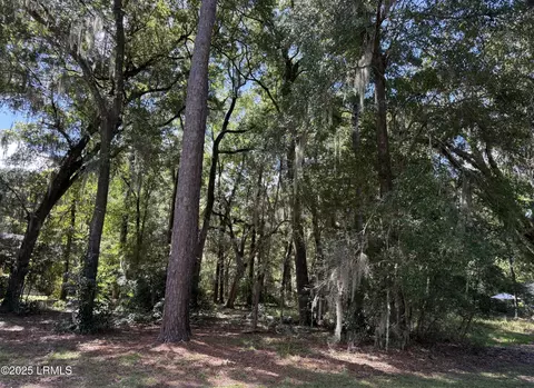 1 Tiller Island Dr, Lady's Island, SC 29907