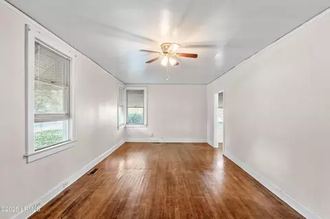 Living - 501 Shaw Dr, Hampton, SC 29924 photo 1 of 2