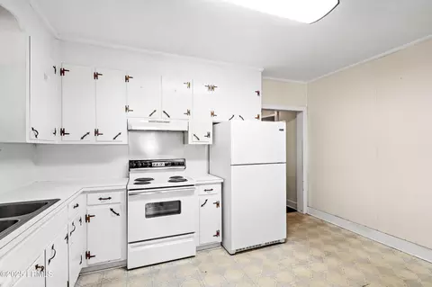 Kitchen - 501 Shaw Dr, Hampton, SC 29924 photo 2 of 2