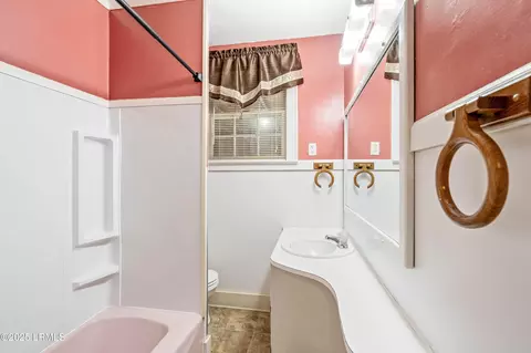 Bath - 501 Shaw Dr, Hampton, SC 29924 photo 1 of 1