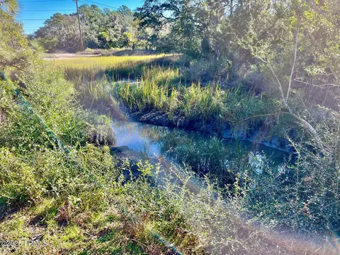 19 Little Creek Rd, Lady's Island, SC 29907