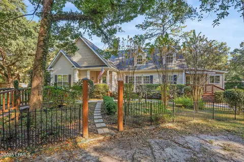 4 Laurel Hill Ln, Beaufort, SC 29907