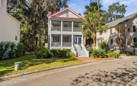 8 Battery Point Ln, Beaufort, SC 29902