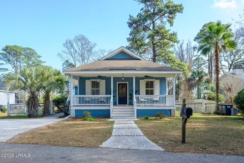 8 River Dr, Beaufort, SC 29907