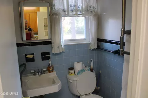 Bath - 301 W Pulaski Dr W, Hampton, SC 29924 photo 2 of 2