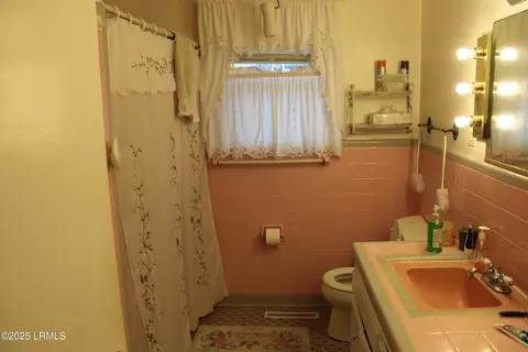 Bath - 301 W Pulaski Dr W, Hampton, SC 29924 photo 1 of 2