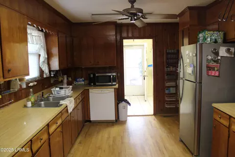 Kitchen - 301 W Pulaski Dr W, Hampton, SC 29924 photo 1 of 1