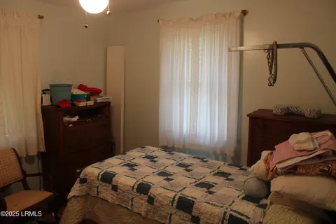Bedroom - 301 W Pulaski Dr W, Hampton, SC 29924 photo 2 of 2
