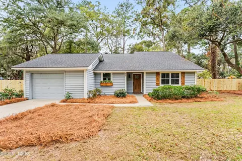 10 Chesterfield Lake Dr, Beaufort, SC 29906