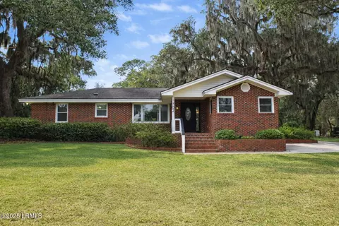 702 Center Dr W, Beaufort, SC 29902