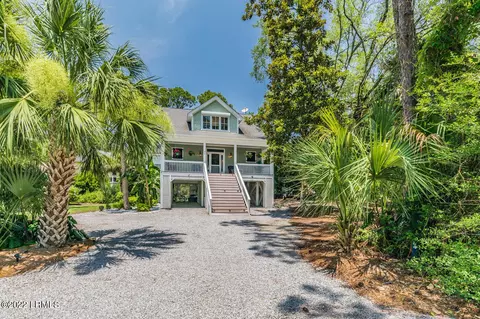 35 Lakeview Ln, Saint Helena Island, SC 29920