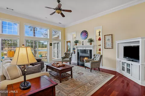 Living - 136 Pinecrest Dr, Bluffton, SC 29910 photo 3 of 5