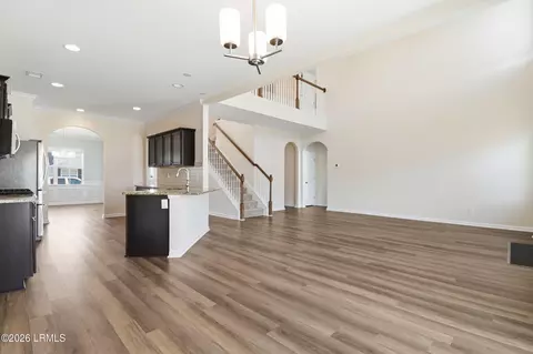 Living - 10 Benton Cir, Bluffton, SC 29910 photo 2 of 7