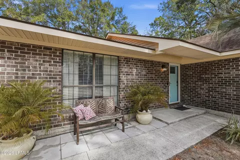 7 Woodbine Dr, Beaufort, SC 29907