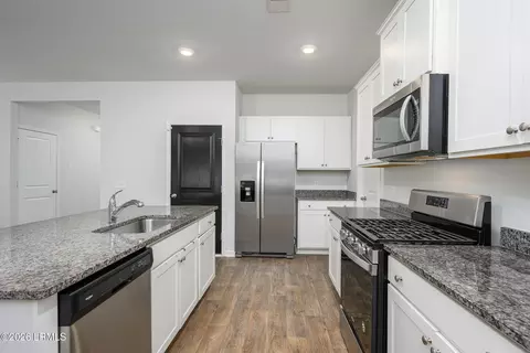 Kitchen - 77 Cedar View Cir, Bluffton, SC 29909 photo 2 of 3