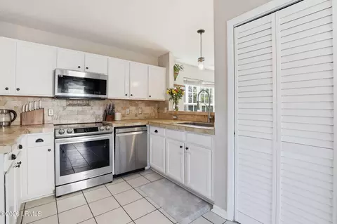 Kitchen - 36 Sandy Pointe Dr, Bluffton, SC 29910 photo 3 of 4