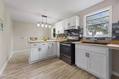 121 Harrison St, Varnville, SC 29944