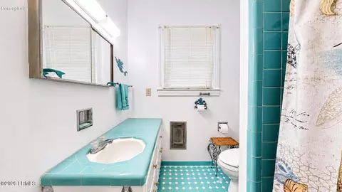 Bath - 501 Elm St W, Hampton, SC 29924 photo 1 of 2