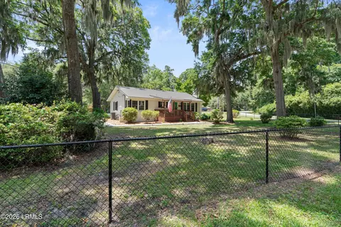 2420 Pine Ct N, Beaufort, SC 29902