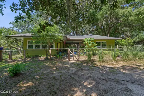 16 Oakland Dr, Saint Helena Island, SC 29920
