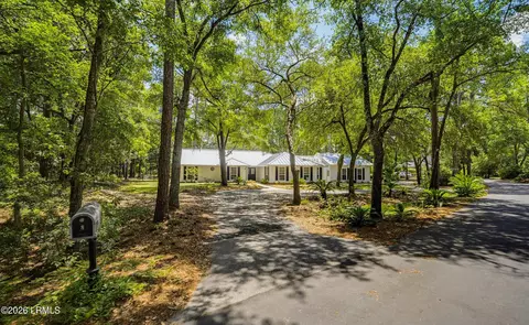 8 Gator Ln, Beaufort, SC 29907
