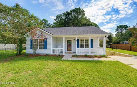 8 Shiney Leaf Ct, Beaufort, SC 29907