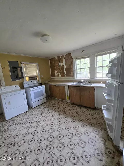 Kitchen - 422 Hoover St N, Hampton, SC 29924 photo 2 of 3