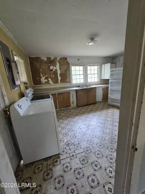 Kitchen - 422 Hoover St N, Hampton, SC 29924 photo 1 of 3