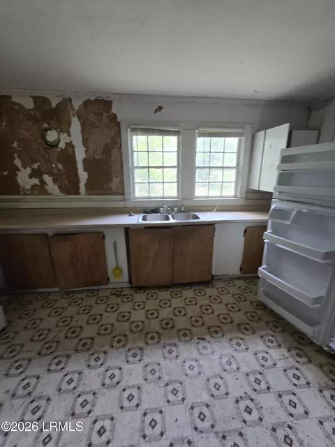Kitchen - 422 Hoover St N, Hampton, SC 29924 photo 3 of 3