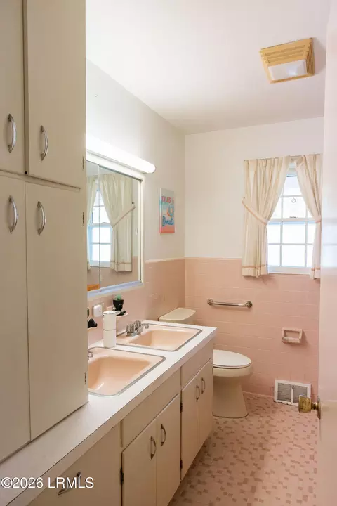 Bath - 1508 Locust St W, Hampton, SC 29924 photo 3 of 10