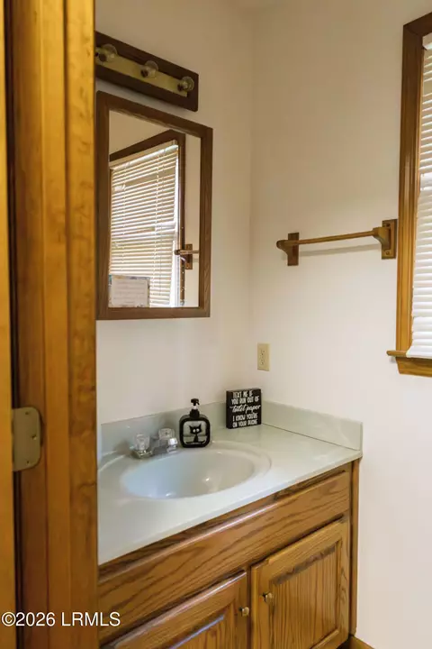 Bath - 1508 Locust St W, Hampton, SC 29924 photo 10 of 10