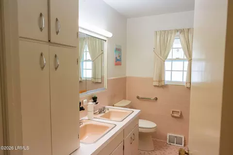 Bath - 1508 Locust St W, Hampton, SC 29924 photo 2 of 10
