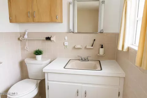 Bath - 1508 Locust St W, Hampton, SC 29924 photo 1 of 10