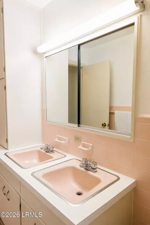 Bath - 1508 Locust St W, Hampton, SC 29924 photo 6 of 10