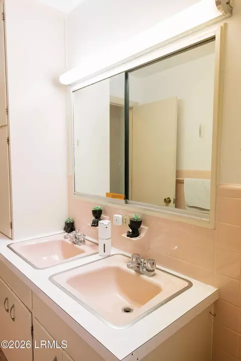 Bath - 1508 Locust St W, Hampton, SC 29924 photo 7 of 10